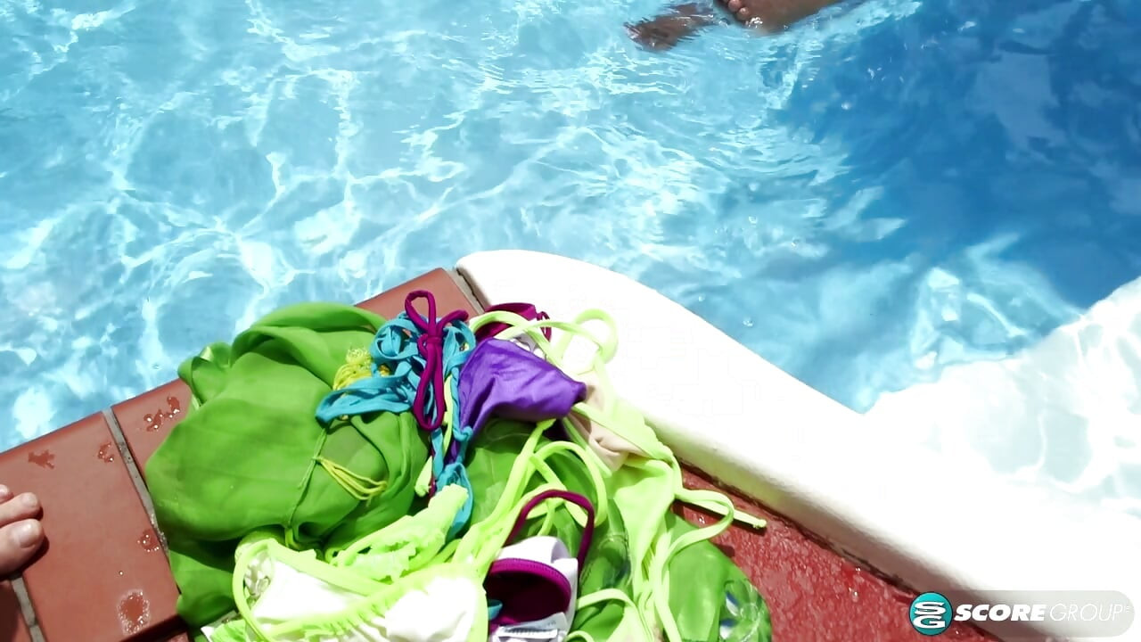 Um dia de foda na piscina com Maserati super peituda