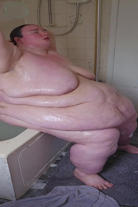 Cewek super semok ini bagian 2 di kamar mandi