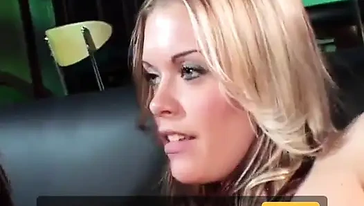 Orta yaşlı seksi fahişe genç lezbiyen çiftin sikişmesini izlemeyi seviyor