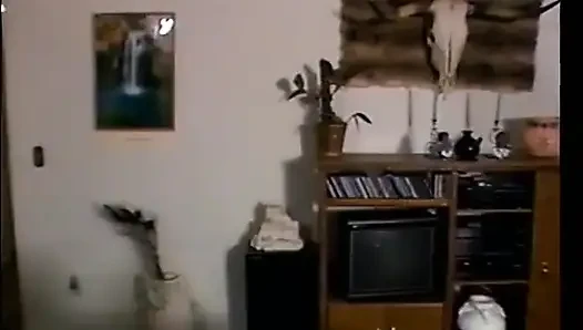 Zwei lange schwanz-kerle auf der couch bekommen super blowjob und ficken sexy schätzchen