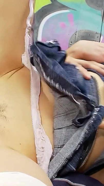 来自“可爱的蓝眼睛女孩lucie love穿着牛仔裤装的粗暴 cfnm 性爱”的情感时刻被大鸡巴男人颜射之前颜射