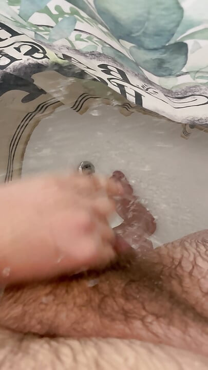 Ich wasche meinen behaarten, unbeschnittenen penis in der dusche