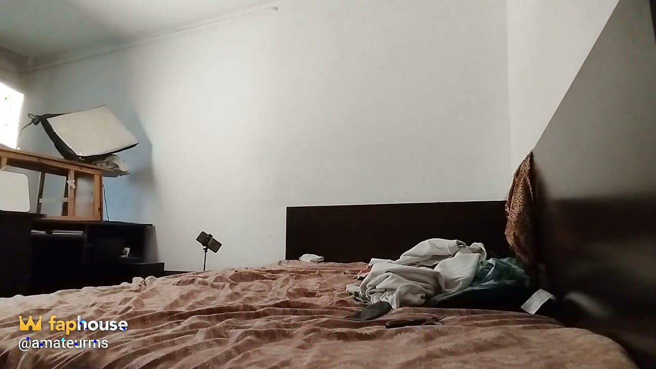 業餘女郎試穿衣服並剪壞它們的趣味玩法