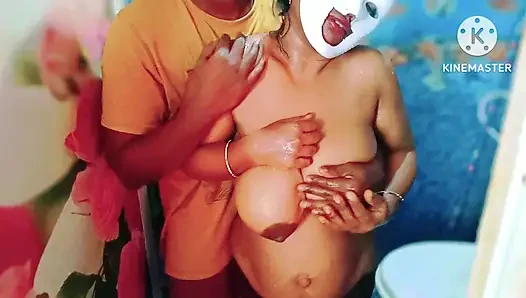 Sexy desi-mädchen mit riesigen möpsen gab einen heißen blowjob für seinen freund im badezimmer und er kam auf ihre haare
