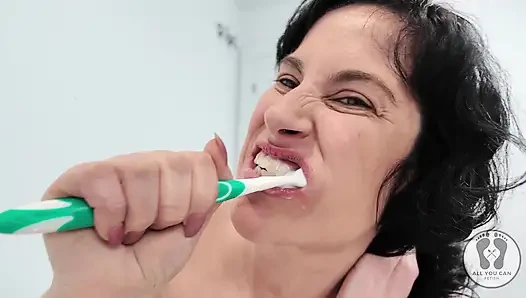 Dental Hygienist routine mundfetisch nahaufnahmen oben ohne