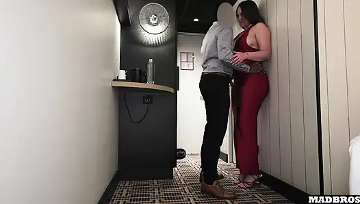 Nettes französisches mädchen mit dickem arsch wird von einem date !! gefickt und vollgespritzt