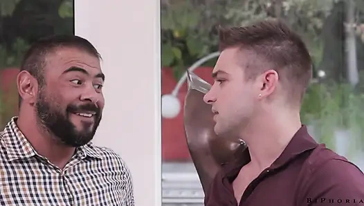 Сочная лесбо пара трахает геев-качков вчетвером - Biphoria