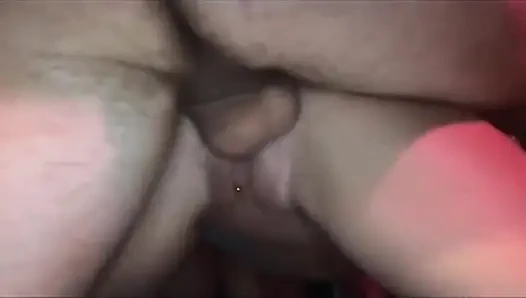 Sarışın ve esmer kızlar vahşi üçlü seks yapıyor