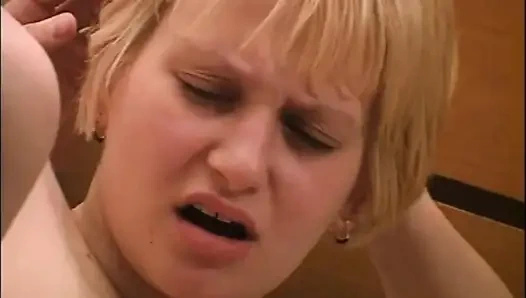 Kıllı amcıklı genç büyük memeli sarışın büyük amatör yarakla sikiliyor ve götüne boşalıyor