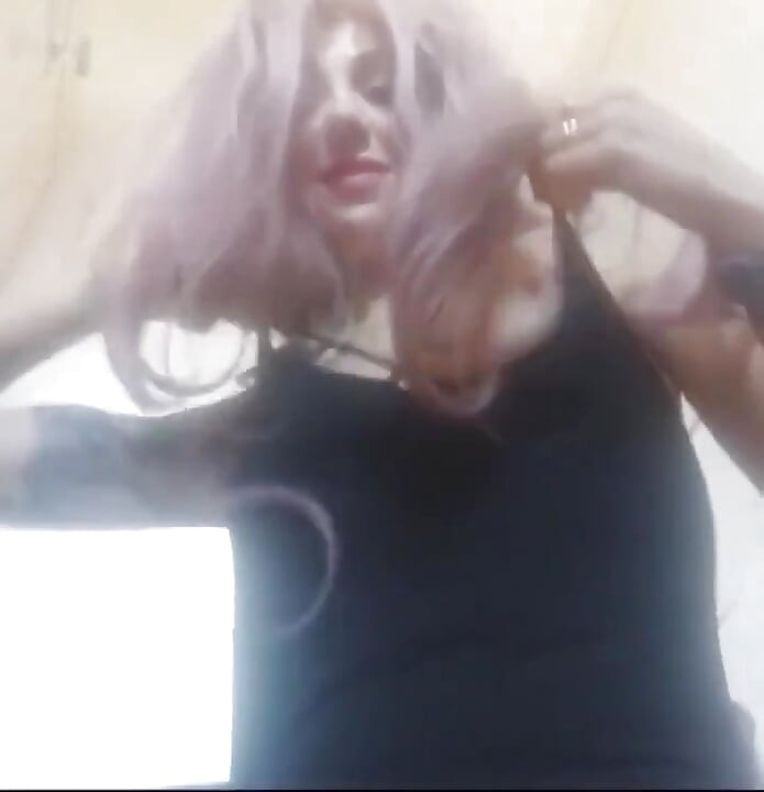 체육관에 가기 전에 자위하기 위해 화장실에서 닫히는 발정난 새엄마
