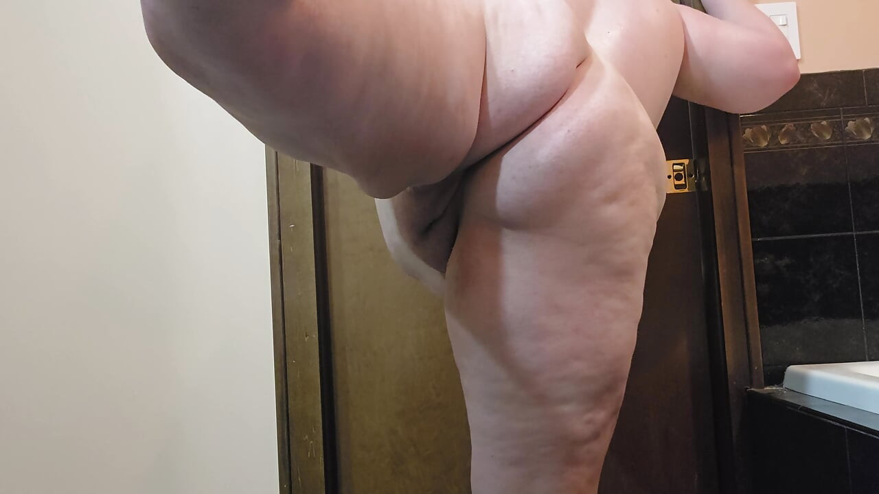 Toujours souple ! Une BBW fait des mouvements de ballet