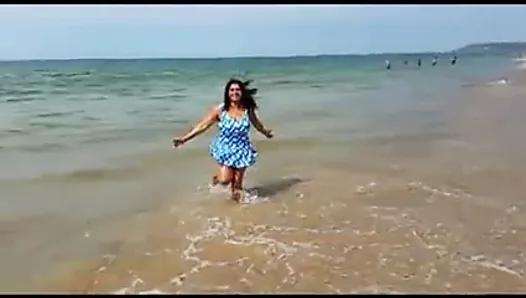 Мини ричард с большими сиськами на пляже бежит в синем бикини