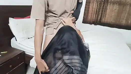 Hintli yaşlı erkek arkadaş x mirred kız arkadaşını seks yapmaya ikna etti