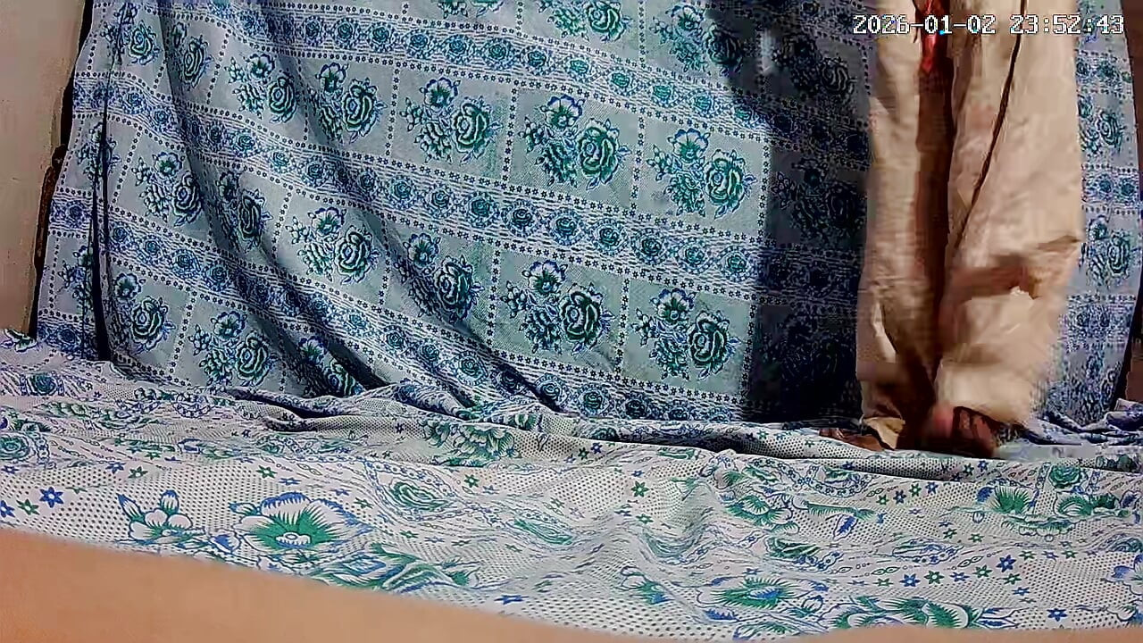 หนุ่มอินเดียควยใหญ่ใช้มือในห้อง 2875