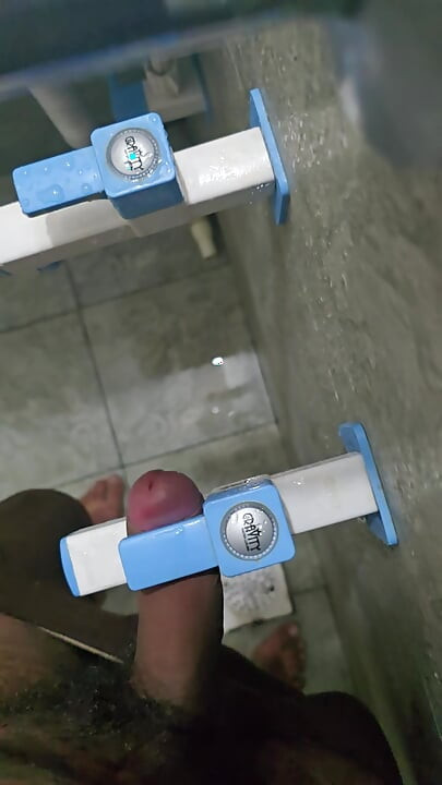 Dick play with rubbing and peeing at the same time
