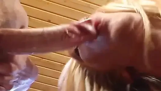 Sarışın hatun ıslak eylemde zonklayan yarakla genişliyor
