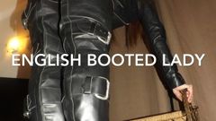 Stiefel und tragende englische Schlampe aus Leder
