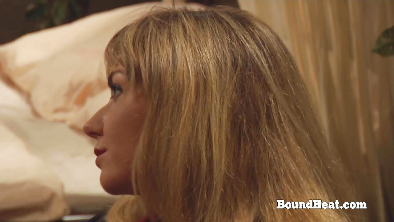 Seksi lezbijska robinja dodirivana i prstima od dvije vruće gospođe