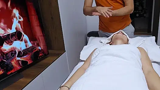 Masseur füllte ihre muschi, anstatt normale massage