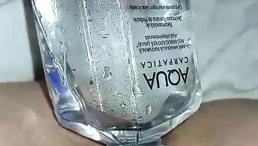 Air mancur artesia di memeknya, dia menaruh air dan kemudian menyetubuhinya