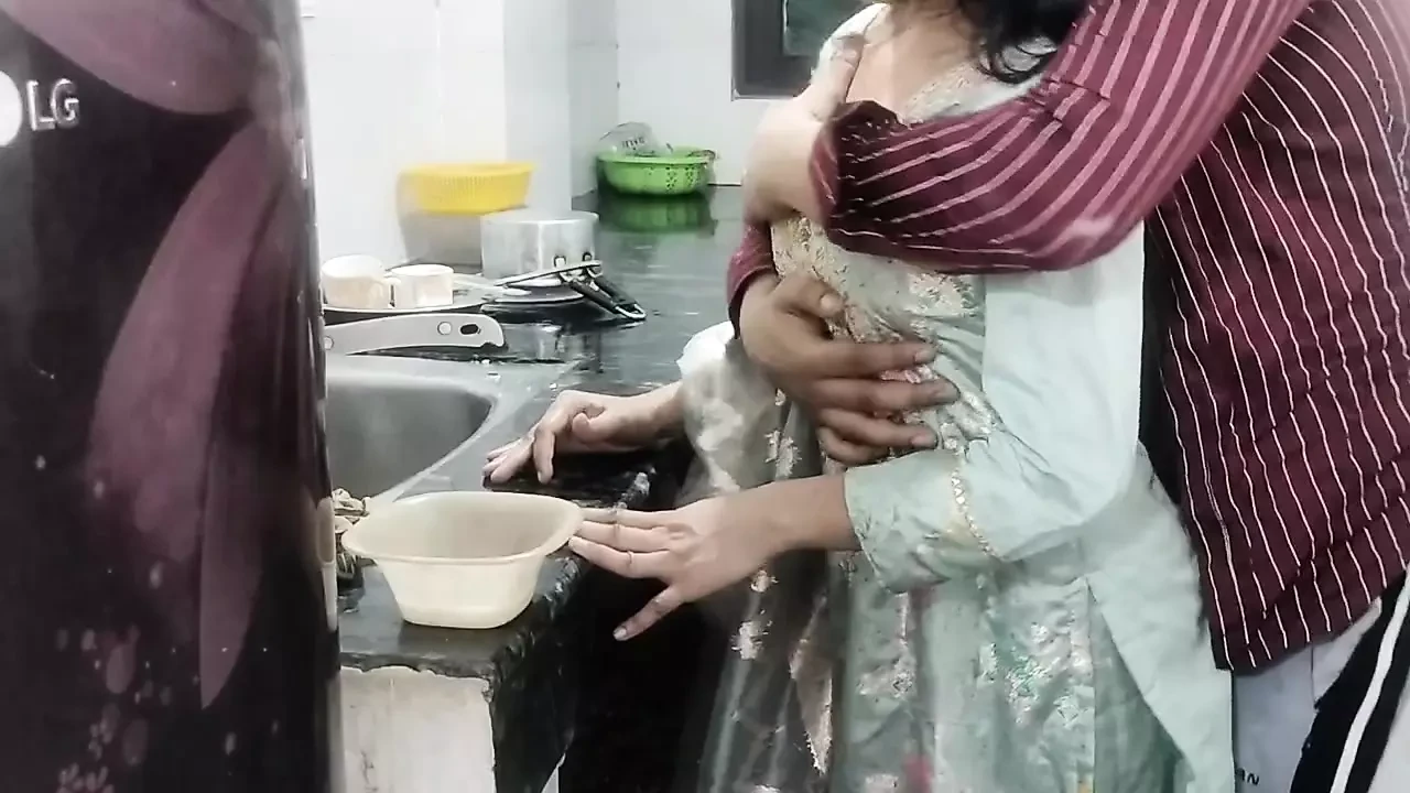 Cute school girl ko paise dekar hotel me le jakar jabar doodh daba kar pela