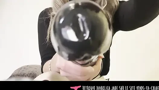 Vends-ta-culotte - Junge französische domina lehrt dich, wie man einen großen schwarzen dildo in mund und arsch nimmt