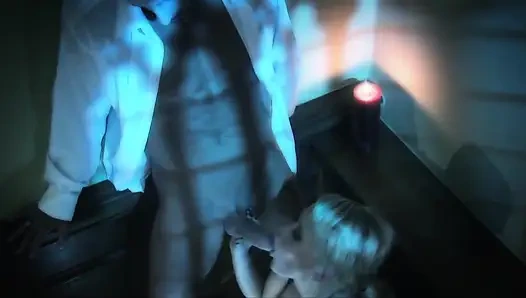 Büyük memeli hatun merdivenlerde arkadaşının erkek arkadaşı tarafından sikiliyor.