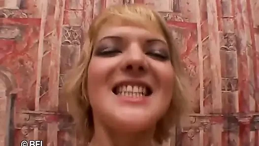 Büyük memeli sarışın göt deliğinden sikiliyor ve dölleniyor