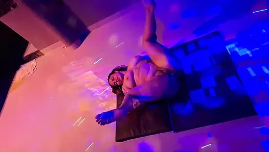 COUPLE STARTS HAVING SEX IN THE CLUB DURING A NIGHTCLUB SHOW