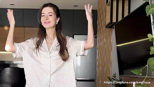 Çıplak deneme 💖 sevimli esmer gösterişli mini elbisesini sergiliyor. Amy Haze