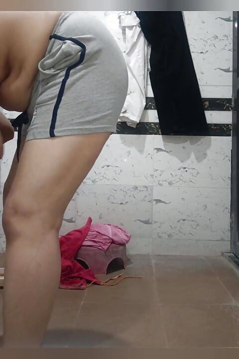 Priya Bhabi - exercício quente de corpo aberto no banheiro