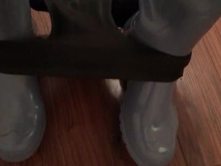 Mis botas de cazador con bragas de látex y guante de goma