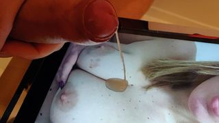 Sperma-Hommage an junge Freundin mit atemberaubenden Titten 3