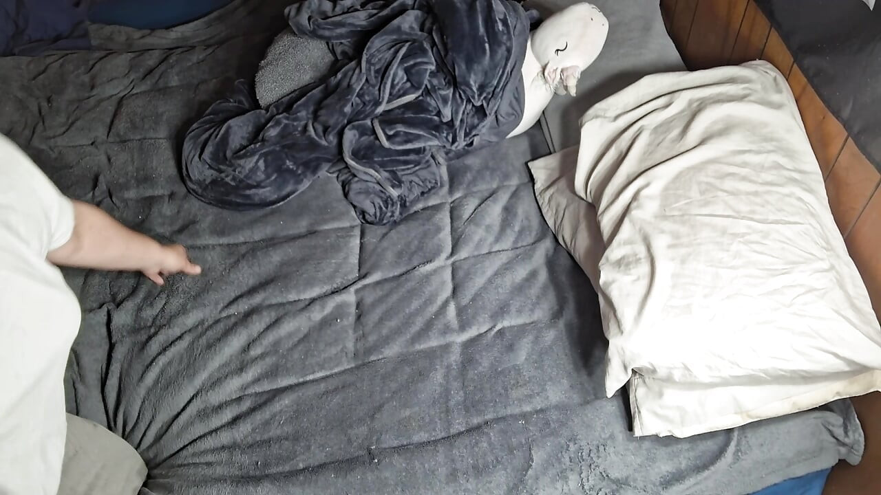 Chubby guy lays in bed and cums