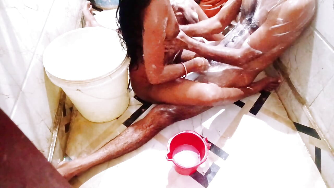 Cuplu indian desi sex cu săpun în baie - masaj umed al corpului și futai dur