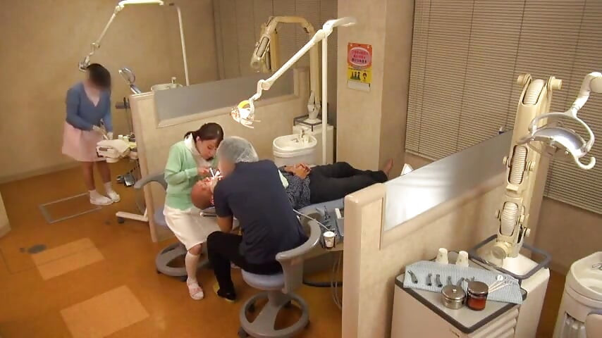 Pakar kebersihan pergigian yang elegan bersandar dekat