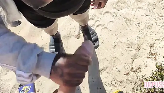 Беременная женщина оставлена ее мужем и мастурбирует незнакомца на пляже без его ведома, пока она не получит все Mi