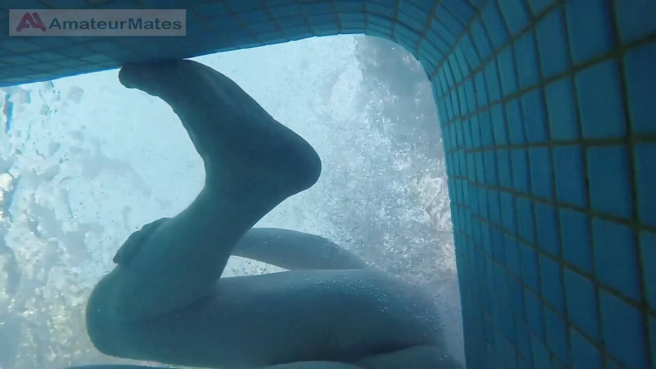 Ateşli pürüzsüz götlü amatör soluk tenli kızıl saçlı adam yumuşak oynarken yakalandı (mastürbasyon, ayakla muamele, hızlı sakso, götle oynama) su altında