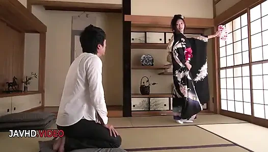 Cewek hot kimono lagi asik nyepong kontol cowok berondong