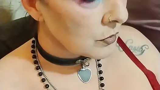 Tante seksi ini lagi asik merokok pakai bra