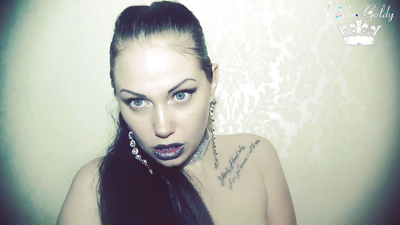 Labios azules brillantes que huele y adoración