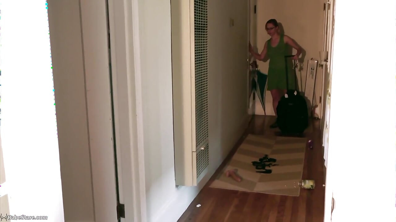 Boas-vindas em casa: Meninas fazem um ótimo sexo com cinta-depois de tanto tempo