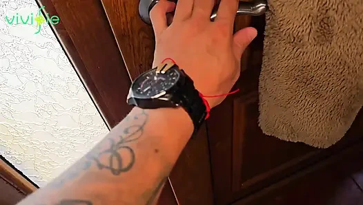 Vivifie lagi asik masturbasi, dia mergotin aku lagi asik masturbasi pakai mainan seks favoritku sebelum dia ngentot memekku habis-habisan