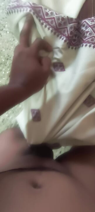 男は木の穴にペニスを置くのを楽しんでいる。