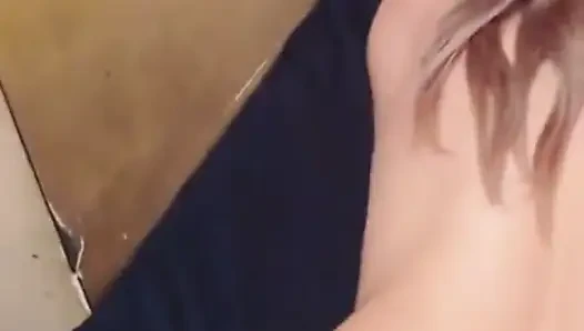Bu büyük götlü sarışın kadının götünü yiyor