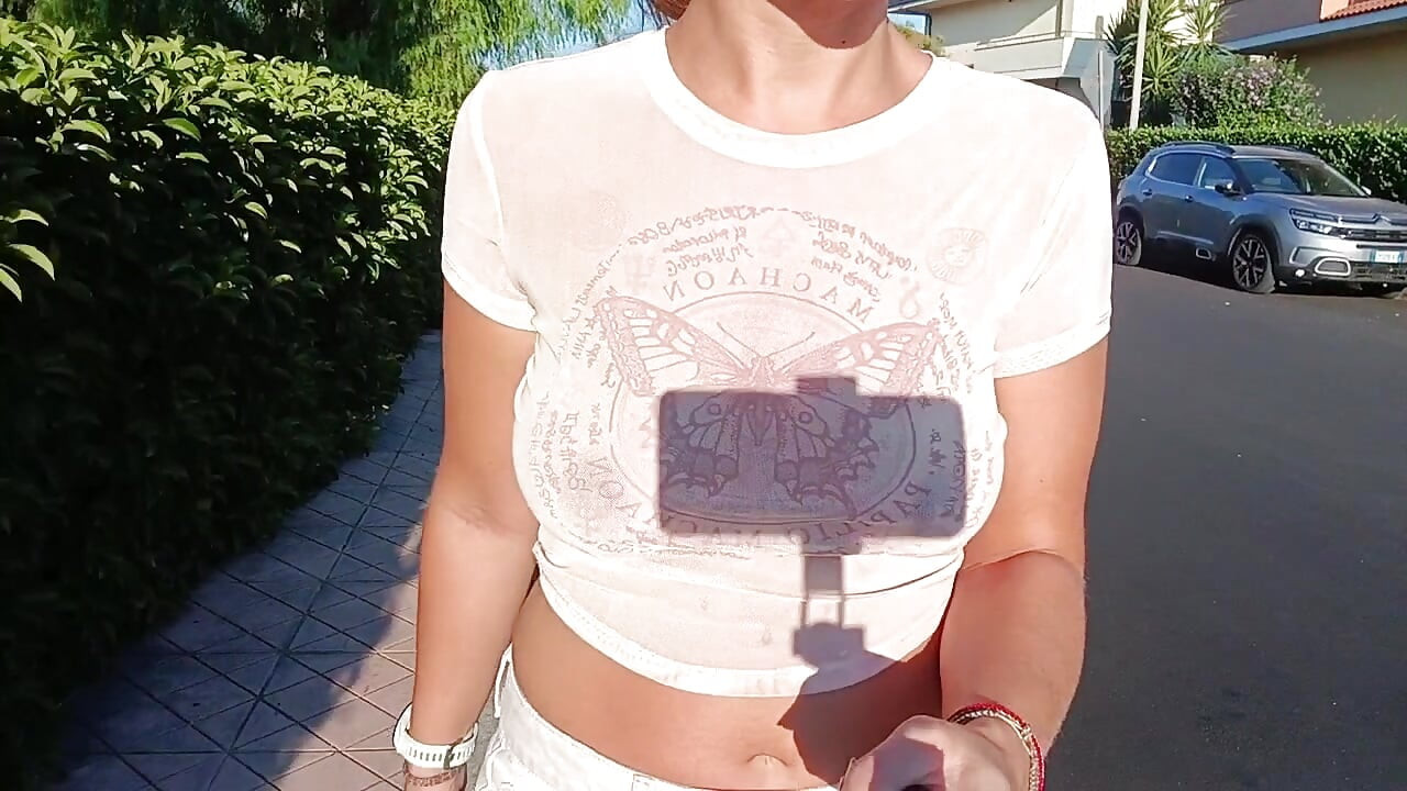 flashing boobs in public without a bra