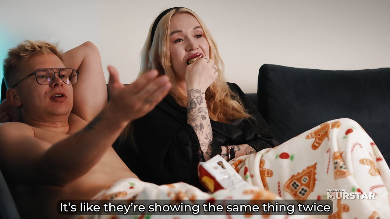 Het blote poesje van de blonde stiefmoeder plaagt  tijdens het samen kijken naar een film - knuffel verandert in hete neukpartij