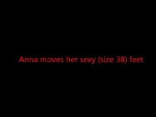 アンナがセクシーな足を動かす