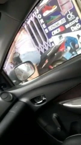 Culona saliendo de su casa