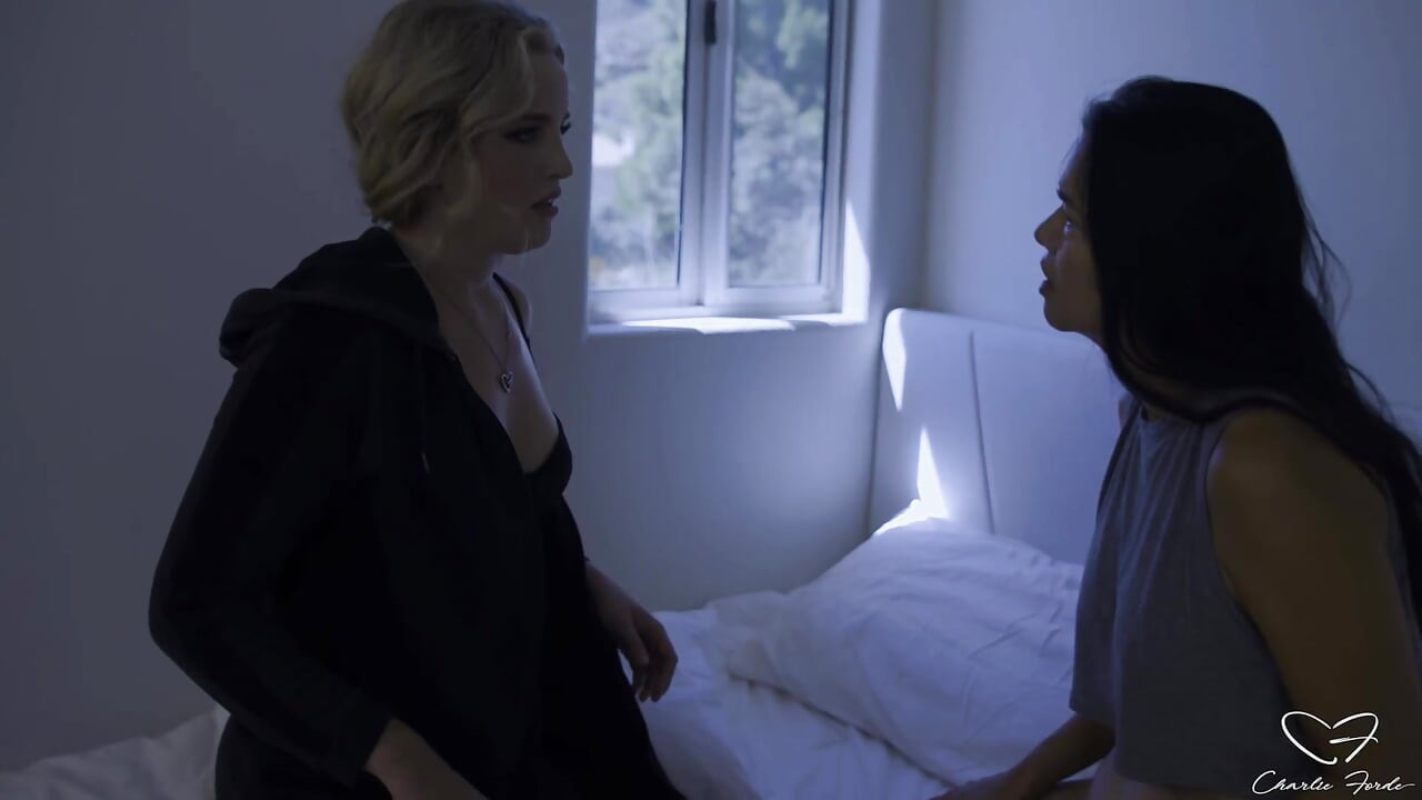 Милфа Dana Vespoli фистит задницу Charlie Fordes после соблазнения ее
